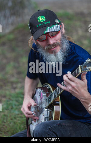 DES MOINES, IA USA - AUGUST 10: Unidentified Banjo-Spieler an der Iowa State Fair am 10. August 2014 in Des Moines, Iowa, USA. Stockfoto