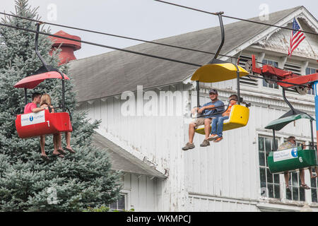 DES MOINES, IA, USA - AUGUST 10: Unbekannter Mann und der junge am Himmel reiten an der Iowa State Fair am 10. August 2014 in Des Moines, Iowa, USA. Stockfoto