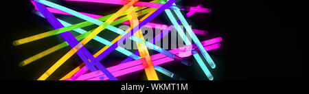 Neue Farben der Leuchtstäbe für Nacht Party, auf schwarzem Hintergrund. Panorama banner Größe Stockfoto