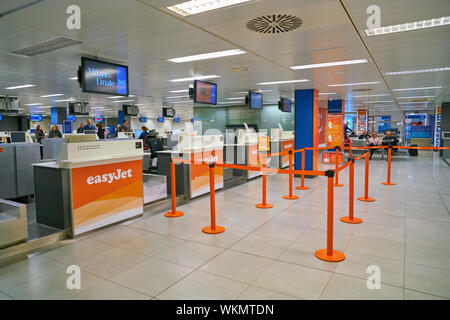 LINATE, ITALIEN - ca. November 2017: Check-in-Bereich am Flughafen Mailand Linate. Stockfoto