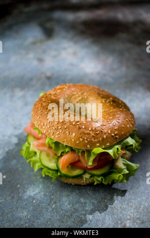 Frühstück Bagel mit Lachs und Gemüse Stockfoto