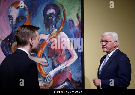 Düsseldorf, Deutschland. 04 Sep, 2019. Steffen Krautzig, Kurator (l) und Bundespräsident Dr. Frank-Walter Steinmeier (r) stehen bei der Eröffnung der Ausstellung "Utopie und Fallen. Kunst in der DDR" vor der Arbeit chlange, 1986" von Angela Hampel. Steinmeier ist der Schirmherr der Ausstellung, die vom 5. September bis zum 5. Januar 2020 in der Stadt Museum Kunstpalast angezeigt werden. Quelle: Henning Kaiser/dpa/Alamy leben Nachrichten Stockfoto