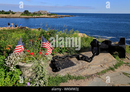 George Bush H.W's Memorial und amerikanische Flaggen mit Bush Compound aka der Sommer weiße Haus in Walker's Point im Hintergrund.. USA Maine Kennebunkport. Stockfoto