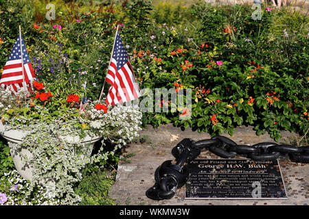 Gedenktafel für George Bush H.W und amerikanische Flaggen von Bush Compound aka der Sommer Weiße Haus im Hintergrund.. USA Maine Kennebunkport. Stockfoto