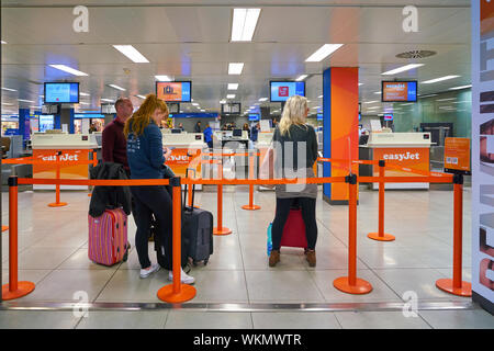 LINATE, ITALIEN - ca. November 2017: Check-in-Bereich am Flughafen Mailand Linate. Stockfoto