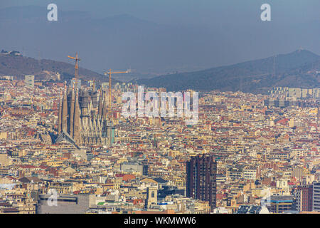 Barcelona, Spanien - 22. Februar 2019 - La Sagrada Familia Kathedrale von Monjuic Schloss gesehen. Es ist ein Wahrzeichen der Stadt Stockfoto