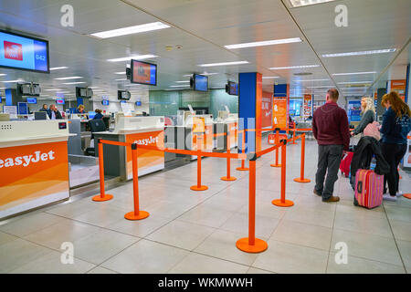 LINATE, ITALIEN - ca. November 2017: Check-in-Bereich am Flughafen Mailand Linate. Stockfoto