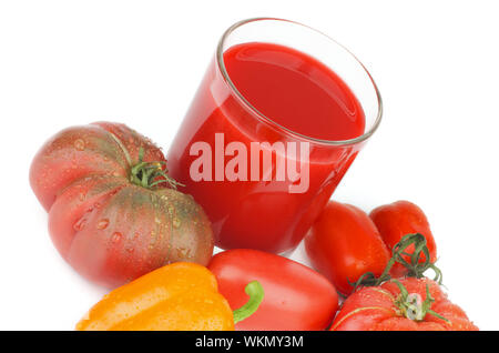 Frisch gepresster Tomatensaft mit verschiedenen Tomaten und Orangen Paprika closeup auf weißem Hintergrund Stockfoto