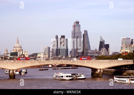 Waterloo Bridge und London Financial District Skyline August 2019 Stockfoto