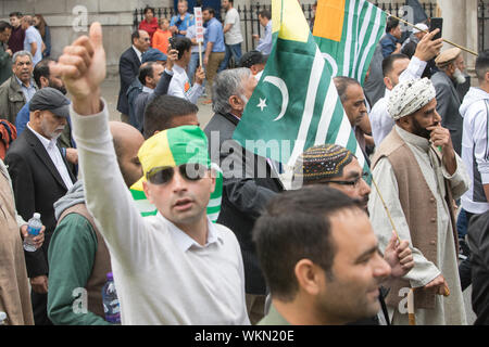 Parliament Square, London, UK. 3. September 2019. Tausende Demonstranten versammeln sich in Parliament Square Solidarität mit den unterdrückten muslimischen auszudrücken - Mehrheit in der Himalaya-Region Indiens. Der Protest verläuft in Richtung Whitehall die indische hohe Kommission in London zu erreichen Freiheit in Kaschmir zu verlangen und Menschenrechtsverletzungen zu beenden. Stockfoto