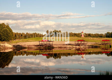 Zone Rest. Blaue Wasser in einem See mit Pinien. Der Wald spiegelt sich im Wasser. Weißrussland Stockfoto