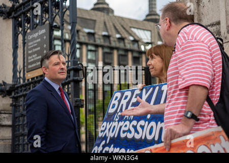 Jonathan Ashworth MP anreisen, als Parlament wieder aufgenommen nach der Sommerpause mit neuen Premierminister Boris Johnson diskutieren Kein Deal Brexit und vertagen Stockfoto