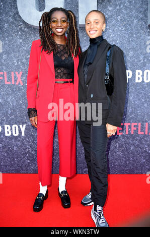 Wenig Simz (links) und Adwoa Aboah die Teilnahme an der BRITISCHEN Premiere von oben Junge am Hackney Picturehouse in London. Stockfoto