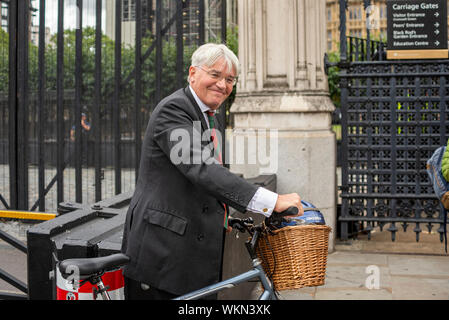 Andrew Mitchell MP anreisen, als Parlament wieder aufgenommen nach der Sommerpause mit neuen Premierminister Boris Johnson diskutieren Kein Deal Brexit und vertagen Stockfoto