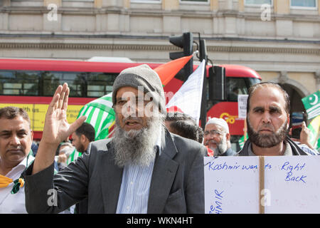 Parliament Square, London, UK. 3. September 2019. Tausende Demonstranten versammeln sich in Parliament Square Solidarität mit den unterdrückten muslimischen auszudrücken - Mehrheit in der Himalaya-Region Indiens. Der Protest verläuft in Richtung Whitehall die indische hohe Kommission in London zu erreichen Freiheit in Kaschmir zu verlangen und Menschenrechtsverletzungen zu beenden. Stockfoto