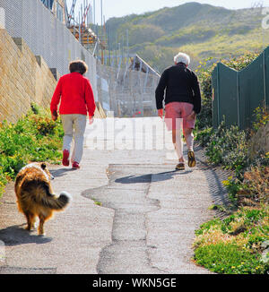 Chesil Beach. 4. September 2019. UK Wetter. Eine sonnige, blustery Tag am Chesil Beach, wo ein älteres Ehepaar zu Fuß zurück, der sich die steilen Weg von der Küste. Credit: stuart Hartmut Ost/Alamy leben Nachrichten Stockfoto