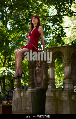 Gothic Girl walking durch Friedhof weg schauen Stockfoto