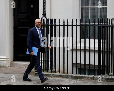 London, Großbritannien. 4. Sep 2019. Der britische Schatzkanzler Sajid Javid Blätter 11 Downing Street in London, Großbritannien, an Sept. 4, 2019. Der britische Schatzkanzler Sajid Javid am Mittwoch versprochen, weitere 2 Milliarden Pfund (2,43 Milliarden US-Dollar) für das nächste Jahr planen als Brexit Brexit Prozess umfasst eine entscheidende Woche in Großbritannien. Credit: Han Yan/Xinhua/Alamy leben Nachrichten Stockfoto