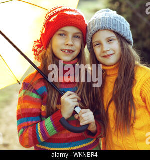 Süße 7 Jahre alt Mädchen gestrickte Pullover tragen Winter Wandern im Freien im Herbst Stockfoto