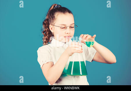 Bildung und Wissen. Kind Studie bilogy Lektion. zurück zu Schule. Wissenschaft Forschung im Labor. Kleine Schule Mädchen. kleine Smart Girl mit der Prüfung. Was scheint ein Problem zu sein. Die Lösung des Problems. Stockfoto