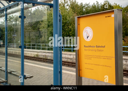 Raucherbereich am kleinen Bahnhof in Deutschland Stockfoto