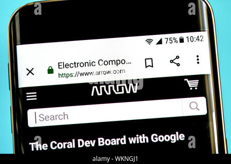 Berdyansk, Ukraine - August 1, 2019: Illustrative Editorial, Arrow Electronics Homepage. Arrow Electronics Logo sichtbar auf dem Bildschirm "Telefon" Stockfoto