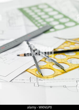 Zeichnung Kompass, Stift und Lineal auf Blueprints Stockfoto