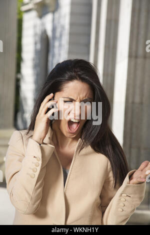 Wütend Geschäftsfrau schreien Telefon Stockfoto