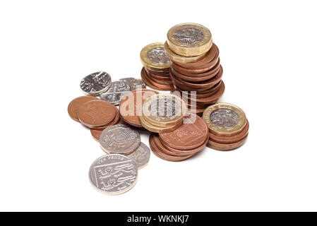 Münzen auf weiße britische Währung, die britische Wirtschaft und Märkte isoliert Stockfoto
