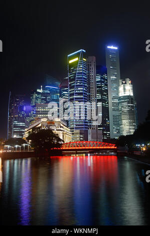 Bunte Stadt Nacht mit Wolkenkratzern in der Nähe von Fluss in Singapur, Asien. Stockfoto