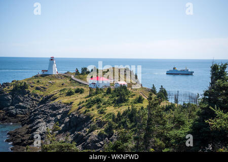 Die Grand Manan V Fähre vorbei an Schwalbenschwanz Leuchtturm auf dem Weg in den Hafen Stockfoto