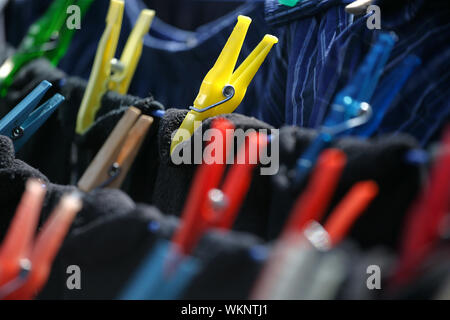Wäscheklammern auf der Wäscheleine Stockfoto