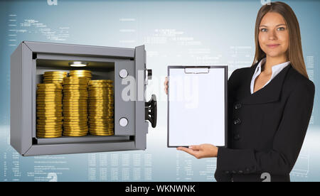 Geschäftsfrau holding Papierhalter. Safe mit Goldmünzen. High-tech-Grafiken als Hintergrund Stockfoto