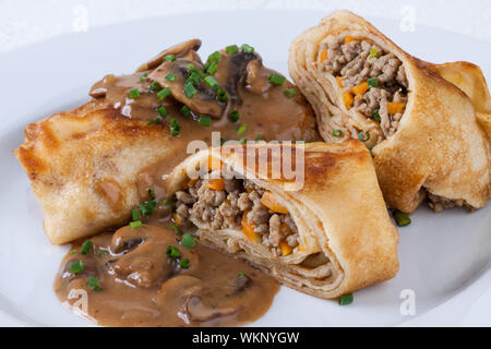 Bohnenkraut Hackfleisch Pfannkuchen oder Tortillas aufgeschnitten, der Boden oder Hackfleisch / Faschiertes und Gemüse füllen in einer reichen leckere Soße zu zeigen Stockfoto