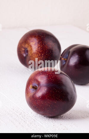 Frische reife rote Pflaumen Stockfoto