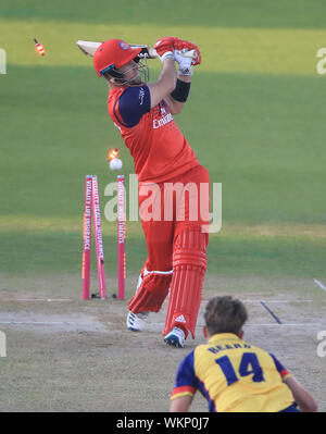 Der Lancashire Liam Livingstone ist durch Essex's Aaron Bart während des T20 im Viertelfinale an Chester-Le-Street gerollt. Stockfoto