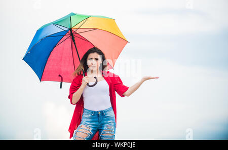 Echte Entspannung. hübsche Frau mit bunten Regenschirm. unbeschwerte Zeit verbringen. Herbst Mode. Regenbogen Regenschirm Schutz. regnerisches Wetter. Fallen positive Stimmung. Herbst Wettervorhersage. Stockfoto