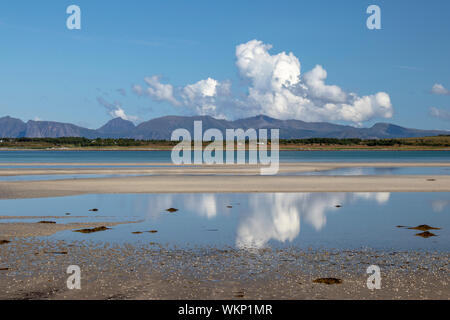 Reflexion von Wolken im Wasser an Grunnfor, Vagan, Lofoten, Norwegen, Skandinavien Stockfoto