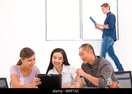 Gruppe von diversen Geschäftsleuten im Büro Stockfoto