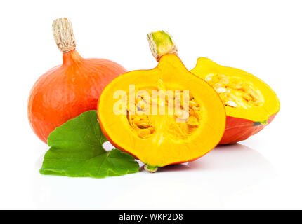 gelber Kürbis Gemüse mit grünen Blättern, die isoliert auf weißem Hintergrund Stockfoto