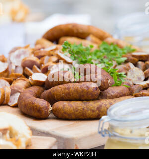 Geräucherte Wurst Aufschnitt. Stockfoto
