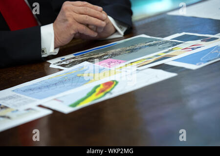 Washington, District of Columbia, USA. 4. Sep 2019. Bilder und Grafiken werden auf dem Schreibtisch des Präsidenten der Vereinigten Staaten Donald J. Trumpf während einer Sitzung Hurrikan Dorian im Oval Office im Weißen Haus in Washington, DC, USA Am 4. September 2019 zu diskutieren. Der Hurrikan soll eine Reihe von East Coast Staaten diese Woche zu schlagen. Credit: Stefani Reynolds/CNP/ZUMA Draht/Alamy leben Nachrichten Stockfoto