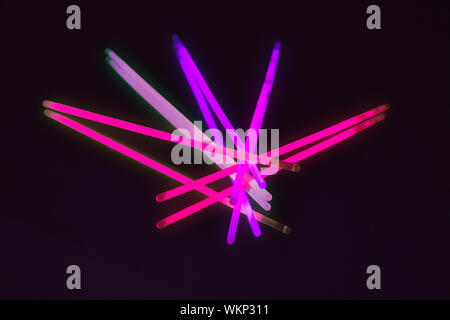Neue Farben der Leuchtstäbe für Nacht Party, auf schwarzem Hintergrund. Horizontale Bild Stockfoto