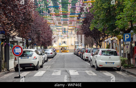 AULLA, Massa Carrara, Italien - 28 AUGUST, 2019: Der ehemalige Aulla Station ist nun die Website für Bauernmärkte. Hier, eingerichtet für die Sommersaison 2019 Stockfoto