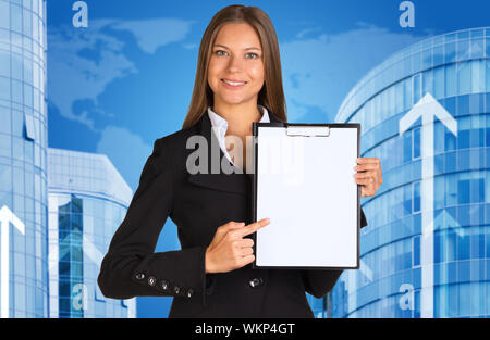 Geschäftsfrau holding Papierhalter. Gebäude und Welt Karte als Hintergrund Stockfoto