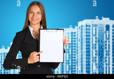 Geschäftsfrau holding Papierhalter. Neue Häuser Zeile als Hintergrund Stockfoto