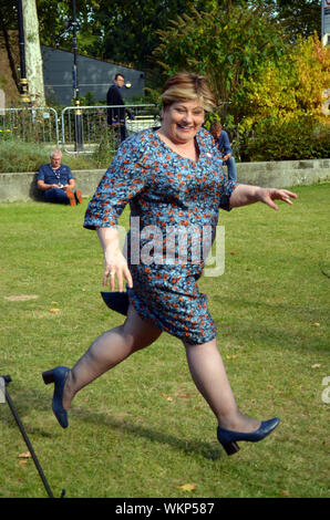 London, Großbritannien. 4. Sep 2019. Emily Thornberry MP läuft über College Green in den Häusern des Parlaments zu stimmen. Credit: JOHNNY ARMSTEAD/Alamy leben Nachrichten Stockfoto