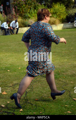 London, Großbritannien. 4. Sep 2019. Emily Thornberry MP läuft über College Green in den Häusern des Parlaments zu stimmen. Credit: JOHNNY ARMSTEAD/Alamy leben Nachrichten Stockfoto