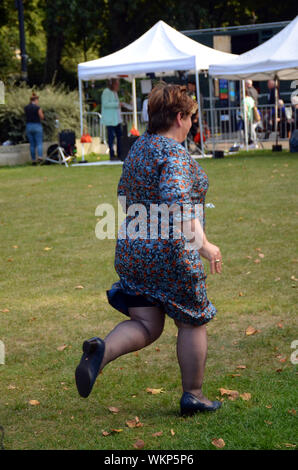 London, Großbritannien. 4. Sep 2019. Emily Thornberry MP läuft über College Green in den Häusern des Parlaments zu stimmen. Credit: JOHNNY ARMSTEAD/Alamy leben Nachrichten Stockfoto