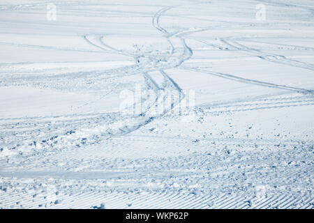 Ski Tracks auf einer frisch präparierten Piste Stockfoto